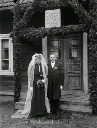Tor Boberg Grönede
godj
Tor Boberg Grönede
Porträtt med brudpar under äreport

raja
Lantbr arb Tor Johan Reinhold Boberg från Kjettestorp född 1892 och lantbr dotter Elin Matilda Karlsson från Grönede född 1892.
Källa: SVAR 
Källa: Gerd Pettersson

Nyckelord: Boberg Grönede