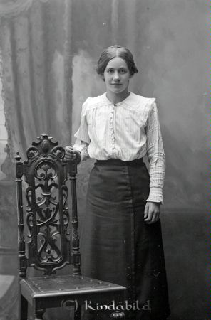Maja Flod Hemsjö Vestergård Björsäter
godj
Maja Flod Hemsjö Vestergård Björsäter

raja
Karin Maria "Maja" Flod född 1900 i Andersbo Tidersrum.
Hon var dotter till Andes Leonard Flod född 1851i Tidersrum och Ida Karolina Gustafsdotter född 1863 i Eksjö
Källa: Folkräkning 1910 
Källa: Gerd Pettersson

Nyckelord: Maja Flod