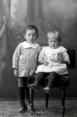 Emil Karlsson Karlstorp Malma
godj
Emil Karlsson Karlstorp Malma
Grupporträtt med två barn

raja
Barn till Emil Valfrid och Gerda Kristina Karlsson. De flyttar in till Karlstorp 1913 och flyttar 1929. De var de sista som bodde i Karlstorp,
Källa: "Bygden kring Slätmons" 
Källa: Gerd Pettersson

Nyckelord: Karlsson Karlstorp