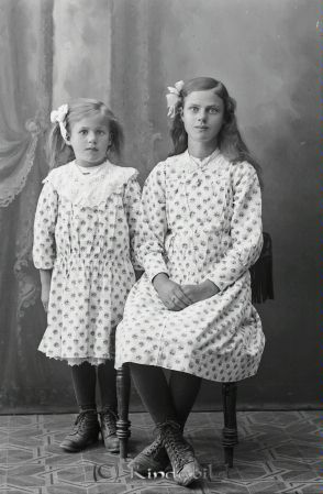 P Lundstedt Gisslehult Ulrika
godj
P Lundstedt Gisslehult Ulrika
Grupporträtt med två barn

raja
Edit född 1906 i Mílwaukee, USA och Greta född 1911 i Gisslehult, Kisa.
Källa: Familjer och gårdar i Ulrika. 
Källa: Gerd Pettersson

Nyckelord: Lundstedt Gisslehult