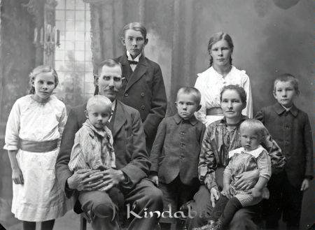 Johansson Tomestorp
godj
Johansson Tomestorp
Grupporträtt med en man en kvinna och sju barn

raja
Arrendatorn vid Tomestorp Anders Johan Johansson född 1875 och Lena Katarina Johansson född 1875 i Vist.
Barn:
Karl Johan född 1901 i Vist
Edit Viktoria född 1904 i Vist
Maria Helena född 1907 i Vist
Erik Vilhelm född 1910 i Kisa
Nils Gustav Martin född 1912 I kisa
Karl Anders Bernhard född 1915 i Kisa
Per Axel Henrik född 1916 i Kisa
Källa: SVAR Kyrkoarkiv Kisa 
Källa: Gerd Pettersson 

Nyckelord: Johansson Tomestorp
