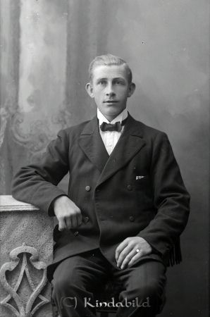 Linus Pettersson Pekhult Björkfors
Linus Pettersson Pekhult Björkfors

raja
Linus Pettersson född 1894 i Oppeby.
1950 bodde han som ogift i Hallen Nedre Vånga Oppeby.
Han arbetade då som vägarbetare. Han dog 1966 i Hallen Nedre Vånga
Källa: Folkräkning 1950 och Sv dödbok 
Källa: Gerd Pettersson

Nyckelord: Pettersson Pekhult