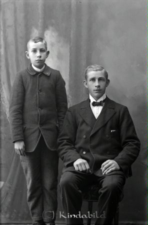 Linus Pettersson Pekhult Björkfors
godj
Linus Pettersson Pekhult Björkfors
Grupporträtt med två män

raja
Till höger
Linus Pettersson född 1894 i Oppeby.
1950 bodde han som ogift i Hallen Nedre Vånga Oppeby.
Han arbetade då som vägarbetare. Han dog 1966 i Hallen Nedre Vånga
Källa: Folkräkning 1950 och Sv dödbok 
Källa: Gerd Pettersson

Nyckelord: Pettersson Pekhult