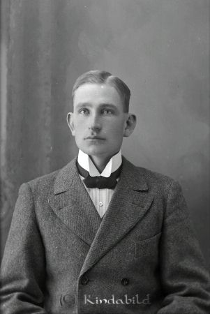 Ossian Olsson  St Rothult
godj
Ossian Olsson  St Rothult

raja
Johan Ossian Olsson född 1891, son till Anna Charlotta född Persdotter 1848 i Kisa. gift 1870. Mannen Olof Jönsson dög 1908.
Familjen bodde i Stora Rothult,
Tre ogifta syskon bodde kvar i St Rothult 1940.
Källa: Folkräkning 
Källa: Gerd Pettersson

Nyckelord: Ossian Olsson
