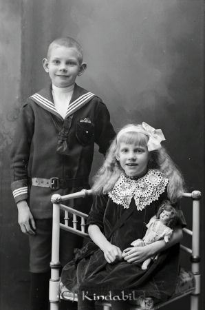 Kåberg Wadstugan Kisa
godj
Kåberg Wadstugan Kisa
Grupporträtt med två barn
raja
Karl Olof född 1909 i Å
kerdala Kisa och Syster Inga Stina Maria född 1911 i Vadstugan Njölhult. Föräldrar handlande Karl Gustaf Kåberg född 1869 och Olga Teresia Maria Flodman född 1880. 
Källa: Gerd Pettersson

Nyckelord: Kåberg Wadstugan