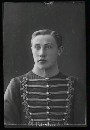 Holstein Tidlund Verveln
godj
Holsten Tidlund Verveln
Porträtt med man i uniform
Född 1893 i Västra Eneby, gift 1921 med Nannie Sofia. Holsten död 1974 i Kisa
Nyckelord: Holstein Tidlund