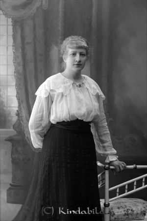 Anna Jakobsson Boxhult Kisa
godj
Anna Jakobsson Boxhult Kisa
Anna Helena Jakobsson född 1898 gift 1922 med Oskar Ivar Samuelsson född 1891.
De fick två pojkar  Seth född 1922 och Fride född 1927. Familjen bodde i Solhaga under Lilla Geverum.
Källa: Studiegruppen hembygdsgården
Nyckelord: Jakobsson Boxhult