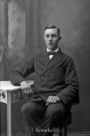 Albin Skytt Mörby Hycklinge
godj
Albin Skytt Mörby Hycklinge

raja
Gustav Albin Skytt född 1899 i Västra Eneby, son till Oskar Teodor Skytt född i Hägerstad 1872 och Hilda Karolina Karlsson född 1879 i Kisa.
Syskon till Albin:
Tyra född 1901 i Kättilstad
Karl Georg född 1903 i Västra Eneby
Sten Birger född 1910 i Kisa
Knut Oskar född 1914 i Kisa
Erik Magnus född 1917 i Norra Vi.
Källa: Kyrkoarkiv Hycklinge 
Källa: Gerd Pettersson

Nyckelord: Skytt Mörby