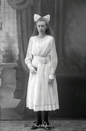 Elsa Eriksson Skeppeberg
godj
Elsa Eriksson Skeppeberg

raja
Elsa Astrid Eriksson född 1904, dotter till Johan August Eriksson.
Hon hade en syster Nanna född 1916. 
Källa: Gerd Pettersson


Nyckelord: Eriksson Skeppeberg