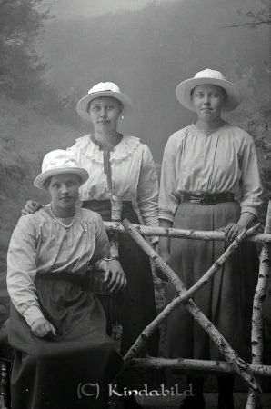 Helga Karlsson Orrekulla Tidersrum
godj
Helga Karlsson Orrekulla Tidersrum
Grupporträtt med tre kvinnor
Nyckelord: Karlsson Orrekulla