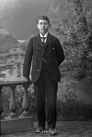 Valfrid Augustinsson Brokullen
godj
Valfrid Augustinsson Brokullen

raja
August Erik Valfrid Augustinsson född 1903 och död 1953 i Horn. Far till Gun-Britt Monell och Sören Augustinsson. 
Källa: Gerd Pettersson

Nyckelord: Augustinsson Brokullen