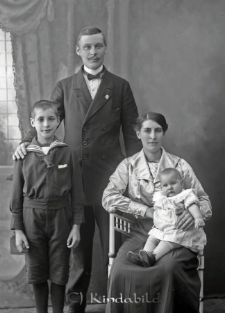 Oskar Svensson Ådala
godj
Oskar Svensson Ådala
Kisa Mekaniska Verkstad
Grupporträtt med en man en kvinna och två barn

raja
Oskar Vilhelm Svensson född 1887 i Uttervad Skaraborgs län med hustru Ester Vilhelmina född 1891 i Skeby Skaraborgs län.
Barn; Harry Vilhelm född 1910 i Skarborgs län
Birgitta Vilhelmina född 1918 i Kisa.
Källa: Kyrkoarkiv Kisa 
Källa: Gerd Pettersson 

Nyckelord: Svensson Ådala