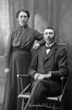 Axel Ljung Rustorp Slätmon
godj
Axel Ljung Rustorp Slätmon
Grupporträtt med en man och en kvinna

raja
Axel Ljung född 1886 i Västra Eneby med hustru Astrid Karolina Nilsson, vigda 1917.
Källa: Svar Kyrkoarkiv. 
Källa: Gerd Pettersson 

Nyckelord: Ljung Rustorp
