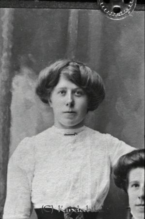 Ella Kindbom  N Falla Oppeby
godj
Ella Kindbom  N Falla Oppeby

raja
Edla Charlotta Kindbom född 1892 dotter till Ander Gustaf Kindbom född 1863 i Oppeby och Charlotta Vilhelmina Svensdotter född 1865 i Kättilstad
Källa: SVAR 
Källa: Gerd Pettersson 

Nyckelord: Ella Kindbom
