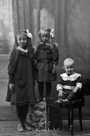 Pred  Perssons barn Sätra Oppeby
godj
Pred  Perssons barn Sätra Oppeby
Grupporträtt med tre barn

raja
Baptistpastorn Per Gustaf Persson född 1880 i Lit Jämtland. Han var gift 1906 med Ida Maria Jonsson född 1883 i Borgvattnet Jämtland.
1918 dog hustrun i Ottesand Råstorp Kisa.
Barn: Anna Kristina född 1908 på Frösön Jämtland
Alva Maria född 1914 i Hammerdal Jämtland
Bror Axel född 1918 i Kisa.
Källa: Kyrkoarkiv Oppeby och Sv dödbok. 
Källa: Gerd Pettersson

Nyckelord: Perssons barn