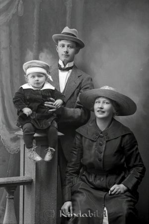 Linus Isaksson  Ekdala
godj
Linus Isaksson  Ekdala  
Grupporträtt med en man en kvinna ett barn

raja
Axel Linus och Anna Elisabet Isaksson med sonen Gösta född 1918.
Källa: Sv dödbok. 
Källa: Gerd Pettersson

Nyckelord: Linus Ekdala