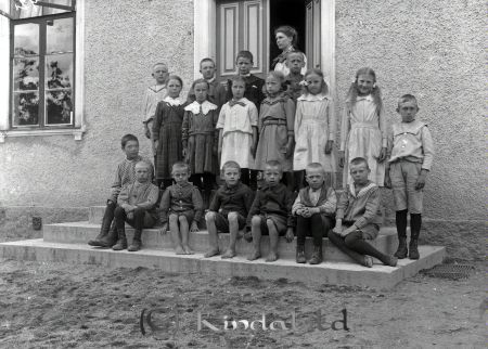 Skolkort
godj
Skolkort. Lågstadiet med 12 pojkar  6 flickor  skolfröken
på skoltrappan

raja
Kyrkskolan, Västra Eneby. Lärare Hildur (Peterson)- Svensson 
Källa: Ulf Larsson  

raja
Hon var småskollärare i Västra Eneby 1915-1922.
Källa: Kyrkoarkiv Västra Eneby 
Källa: Gerd Pettersson 


Nyckelord: Skolkort