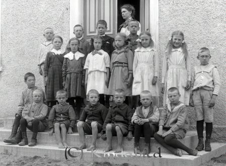 Skolkort.
godj
Skolkort. Lågstadiet med 12 pojkar  6 flickor  skolfröken
på skoltrappan

raja
Kyrkskolan, Västra Eneby. Lärare Hildur (Peterson)- Svensson 
Källa: Ulf Larsson  
Nyckelord: Skolkort