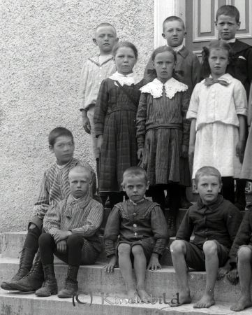 Skolkort.
godj
Skolkort  Lågstadiet med 10 skolbarn  skolfröken
på skoltrappan

raja
Kyrkskolan, Västra Eneby. Lärare Hildur (Peterson)- Svensson 
Källa: Ulf Larsson  
Nyckelord: Skolkort