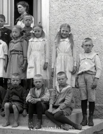 Skolkort. Lågstadiet med 8 skolbarn  skolfröken
godj
Skolkort. Lågstadiet med 8 skolbarn  skolfröken
på skoltrappan

raja
Kyrkskolan, Västra Eneby. Lärare Hildur (Peterson)- Svensson 
Källa: Ulf Larsson  
Nyckelord: Skolkort