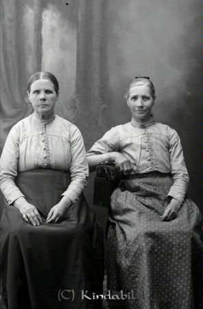 Maria Pettersson  Eriksborg
godj
Maria Pettersson  Eriksborg
Grupporträtt med två kvinnor
Nyckelord: Maria Eriksborg