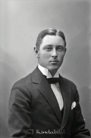 John Perzén  Kisa
godj
John Perzén  Kisa

raja
Han var född 1895 i Västra Eneby, död 1967 i Vimmerby, gift med Märta Charlotta född 1903 i Kisa, död 1991 i Mörbylånga. 
Källa: Sv Dödbok 
Källa: Gerd Pettersson 

Nyckelord: John Perzén