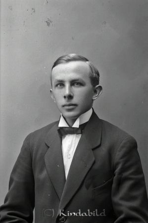 David Johansson  Kisa
godj
David Johansson  Kisa

raja
Skohandlare David Johansson,hade sin affär vid torget i Kisa.
Källa: margareta

raja
David var gift 1925 med Kristina Linnea född Strömberg 1892 i Herrberga socken, död 1959 i Gustafsholm Rådhusgatan 6 Kisa,
Källa: Sv Dödbok 
Källa: Gerd Pettersson 

Nyckelord: David Johansson