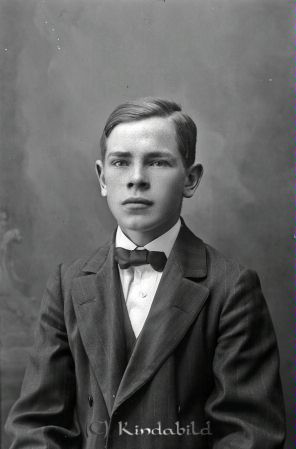 Runar Germundsson  Kisa
godj
Runar Germundsson  Kisa

raja
Runar Germundsson född 1902 i Kisa.
Gift 1942 med Iris Elisabet född Lilja 1913 i Hägerstad.
1950 bodde familjen i Dover Kisa.
Barn;
Kerstin Elisabet född 1940 i Västra Eneby
Karl Anders född 1942 i Kisa
Källa: Folkräkning 1950 
Källa: Gerd Pettersson

Nyckelord: Runar Germundsson
