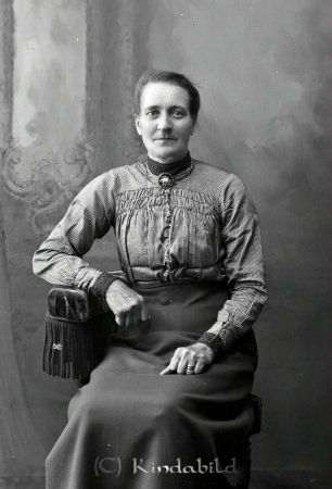 Emma Larsson  Ryda  Björkfors
godj
Emma Larsson  Ryda  Björkfors

raja
Emma född Adolfson, gift 1897 med A J Larsson född 1860.
Källa: Sv gods och gårdar. 
Källa: Gerd Pettersson

Nyckelord: Larsson Ryda
