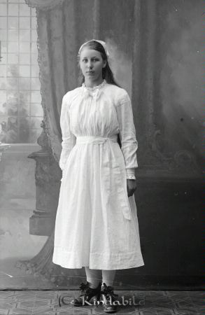 Lissen Willén  Kärra  Björkfors
godj
Lissen Willén  Kärra  Björkfors

Hilma Lisa Linnéa Willém född 1904 i Oppeby. Hon var dotter till Karl Otto Willén född 1869 i Västra Eneby och Hilma född Eriksson.
Barn;
Erik Axel född 1900 i Oppeby
Lisa född 1904 i Oppeby
Elly Aina född 1914 i Oppeby.
1950 bodde Lisa i Rydingsborg Kisa och var ogift. Hon står skriven som kassörska. 
Källa: Gerd Pettersson

Nyckelord: Willén Kärra