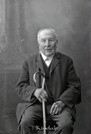 Sven Eriksson, Kisa
Född i Bollkind 19/7 1819, död 13/1 1925. Torpare i Misterfall, flyttade till Egnahem i Kisa som äldre. Tillverkade skor och träskedar. Anges vid sin död vara Sveriges äldsta man i Vimmerby Tidning. 
Källa: emth
 
