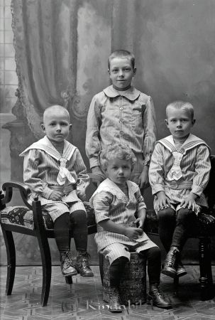 Signe Johansson  Wimantorp
godj
Signe Johansson  Wimantorp
Gruppoertätt med fyra barn

raja
Signe var dotter till Viktor Leonard och Anna Sofia Karlsson, Vimantorp. Hon gifte sig med Oskar Johansson. Barnen är Helge, Enar, Göte och Kalle. De bodde i torpet Vinäs under Vimantorp. 
Källa: Ingmar

Nyckelord: Johansson Wimantorp