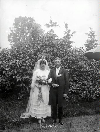 Gunnar Karlsson  Orrekulla
godj
Gunnar Karlsson  Orrekulla
Brudpar  utomhus

raja
Brudpar Gunnar Karlsson född 1885 och Agnes Andersson.
�?gare till Stora Nästebo och Orrekulla.
Gunnar Karlsson var ordf i kommunalnämnd-/stämma
överförmyndare, Ledamot av fattigvårdsstyrelse och barnavårdsnämnd.
Källa: Sv gods och gårdar 
Källa: Gerd Pettersson
Nyckelord: Karlsson Orrekulla