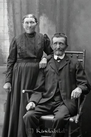 C T Nilsson  Svanbäcken
godj
C T Nilsson  Svanbäcken
Grupporträtt med en man och en kvinna

raja
Carl Peter Nilsson torpare i Svanbäcken född 1853 i Norra Vi och hustru Hulda Kristina Johansdotter född 1858 i Kisa.
De fick bl a sonen August Edvin född 1896 gift 1925 med Julia Charlotta Johansson född 1897 i Tryserum.
Källa: Svar
Edvin och Julia  fick sonen Bertil 1928. Bertil bildade familj med Karin och de fick barnen Lars, Inger och Anders. 
Källa: Gerd Pettersson

Nyckelord: Nilsson Svanbäcken