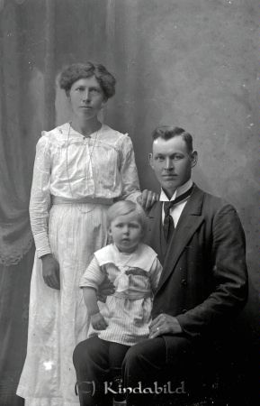 Ernst Hammarström  Björntorp  Tidersrum
godj
Ernst Hammarström  Björntorp  Tidersrum
Grupporträtt med en man en kvinna ett barn

raja
Ernst Hammarström och Hilma Johansson med sonen Karl Rikard född 1917.
Källa: Kyrkoarkiv Tidersrum 
Källa: Gerd Pettersson 

Nyckelord: Hammarström Björntorp