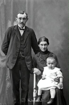 Arvid Karlsson  Rummemåla  Horn
godj
Arvid Karlsson  Rummemåla  Horn
Grupporträtt med en man en kvinna ett barn

raja
Arvid Karlson född 1888 i Horn med hustru Edit Helena Charlotta Karlsson född 1890 i Kättilstad och barnet Svea Dagmar Helena född 1918 i Horn
Källa: Kyrkoarkiv Horn 
Källa: Gerd Pettersson 

Nyckelord: Karlsson Rummemåla