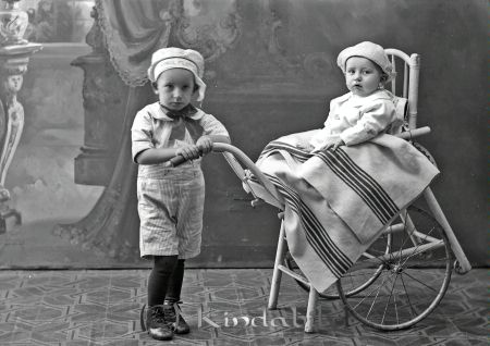 Jakobsson  Kisa
godj
Jakobsson  Kisa
Grupporträtt med två barn och en barnvagn

raja
Nils "Nisse" Jakobsson, f. 12.12.1915 och Olof "Olle" Jakobsson, f. 23.07.1918. Söner till Thure och Hilma Jakobsson, Kisa. 
Olle är min far och Nisse var min farbror. 
Källa: Yvonne Carlsson


Nyckelord: Jakobsson Kisa