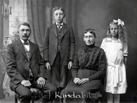 Skomak.  Eriksson  Kisa
godj
Skomak.  Eriksson  Kisa
Grupporträtt med en man en kvinna och två barn

raja
Gustaf Viktor Eriksson född 1874 i Kisa med hustru Anna Sofa Pihl född 1876 i Kisa.
Barn: Gustaf Gillis född 1905 i Kisa och Karin Elisabet född 1908 i Kisa.
Källa: Folkräkning 1910 
Källa: Gerd Pettersson 

Nyckelord: Eriksson Kisa