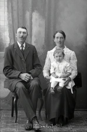 Axel Ljung
godj
Axel Ljung  Rustorp
Grupporträtt med en man en kvinna och ett barn
gepe
Axel född 1886 i Västra Eneby och död 1969 i Torp Västra Eneby.
Nyckelord: Axel Ljung