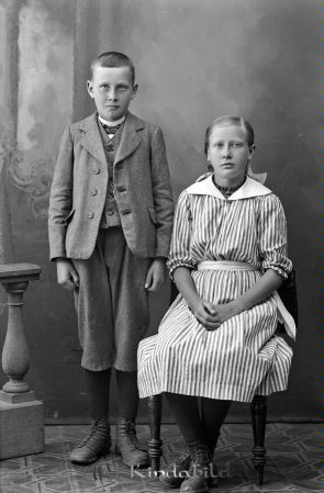 Helga Karlsson  St. Nästesbo  Tidersrum
godj
Helga Karlsson  St. Nästesbo  Tidersrum
Grupporträtt med en man och en kvinna
Nyckelord: Karlsson St. Nästesbo