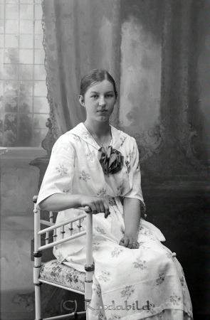Ingeborg Schedin  Örsebo  Tidersrum
godj
Ingeborg Schedin  Örsebo  Tidersrum

raja
Dotter till Edvard Schedin, handlare i Örsebo.
 I affären såldes det mesta som skor, herr- och damhattar, fröer och allehanda livsmedel enligt annons 17 maj 1919 som jag såg på Facebook 
Källa: Gerd Pettersson
Nyckelord: Schedin Örsebo