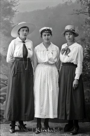 Eva Lundgren  Millingtorp
godj
Eva Lundgren  Millingtorp
Grupporträtt med tre kvinnor
Nyckelord: Lundgren Millingtorp