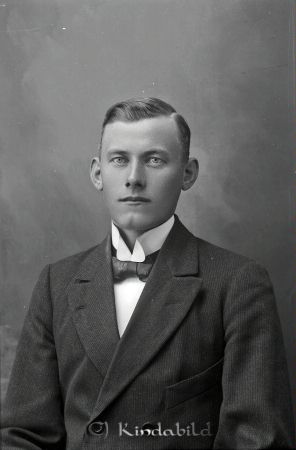 Ivar Karlsson  Uddemåla  Horn
godj
Ivar Karlsson  Uddemåla  Horn

raja
Ivar Karlsson f. 25/3 1895 son till Sofia och Alfred Karlsson, Uddemåla. Ivar gifte sig med Märta Lager. Deras tre barn heter Märta Ingeborg Viola f. 1930, Margit Ingeborg f. 1931, Karl Einar Ivar f. 1933.
Se också Falk 3460
 Källa: Anders Eriksson, Väderstad via Sune Holgersson 
Nyckelord: Karlsson Uddemåla