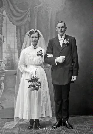 Anders Jakobsson  Kisa
godj
Anders Jakobsson  Kisa
Brudpar

raja
Anders Albin Jakobsson, snickare, från Strandsborg, Kisa Prästgård, född 1896 och Sigrid Maria Andersson född 1885 från Strandsborg.
Källa: SVAR 
Källa: Gerd Pettersson


Nyckelord: Anders Jakobsson