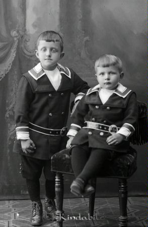 J A Svensson  Rummemåla
godj
J A Svensson  Rummemåla  
Grupporträtt med två barn

raja
Fr vänster john Manne Harry född 1913 och Knut Henry Gilbert född 1915, söner till Jakob Axel Svensson och Paulina Josefina Nilson Rummemåla.
Källa: Kyrkoarkiv Horn 
Källa: Gerd Pettersson 

Nyckelord: Svensson Rummemåla