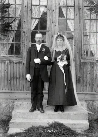A J Larsson  Solfvarp  Tidersrum
godj
A J Larsson  Solfvarp  Tidersrum
Brudpar på trappan framför hus

raja
Salvarp, Tidersrum. 
Källa: Gerd Pettersson

raja
Frans Enock Fabian Larsson f 1883 och Annie Josefina Bruzell vigda 1919.
Källa: Sv gods och gärdar 
Källa: Gerd Pettersson


Nyckelord: Larsson Solfvarp