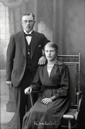 Karl Samuelsson  Bjerkeryd
godj
Karl Samuelsson  Bjerkeryd
Grupporträtt med en man och en kvinna
Nyckelord: Samuelsson Bjerkeryd