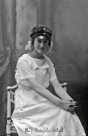 Margot Olsson Verfveln
godj
Margot Olsson Verfveln

raja
Margot Linnéa Olsson född 1902, dotter till banvakten August Sigfrid Olsson och Hulda Kristina Sten.
Källa: Kyrkoarkiv Tidersrum 
Källa: Gerd Pettersson

Nyckelord: Olsson Verfveln
