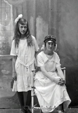 Margot Olsson Verfveln
godj
Margot Olsson Verfveln
Grupporträtt med två kvinnor

raja
Margot (sittande) född 1902 och Göta Olsson född 1906.
barn till banvakten August Sigfrid Olsson och Hulda Kristina Sten.
Margot gift med Helmer Berhard Johansson född 1898 i Styra.
 De bor i Linköping 1970. 
Källa: Kyrkoarkiv Tidersrum 
Källa: Gerd Pettersson

Nyckelord: Olsson Verfveln