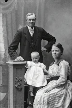 Hugo Jonsson  Räfshult  Hycklinge
godj
Hugo Jonsson  Räfshult  Hycklinge
Grupporträtt med en man en kvinna ett barn

raja
Hugo Jonsson född 1881 i Hycklinge och Anna Vilhelmina Johansson född 1889 i Hjorted.
Dottern Karin Matilda född 1918 i Hycklnge. Hon gifte sig med Torsten Waldenström från Stockholm och de bosatte sig där.
Källa: Kyrkoarkiv Hycklinge och Folkräkning 1970 
Källa: Gerd Pettersson

Nyckelord: Jonsson Räfshult